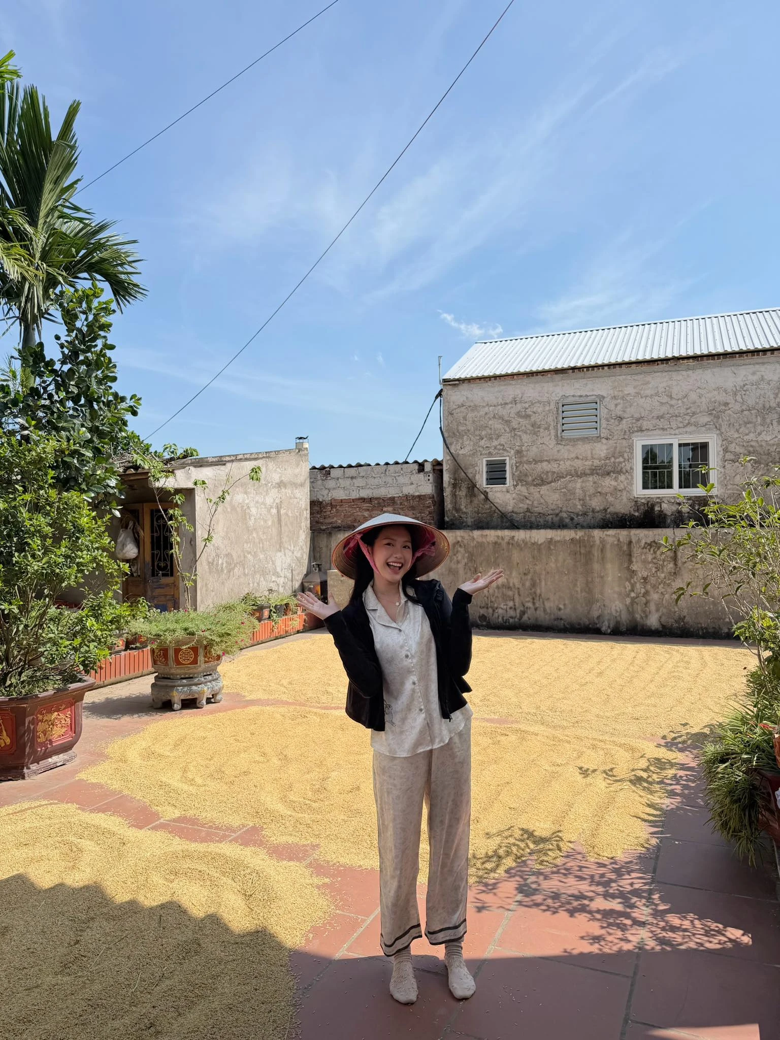 Tiểu thư Doãn Hải My được khen đẹp người đẹp nết khi về quê chồng phơi thóc giữa trưa nắng hè