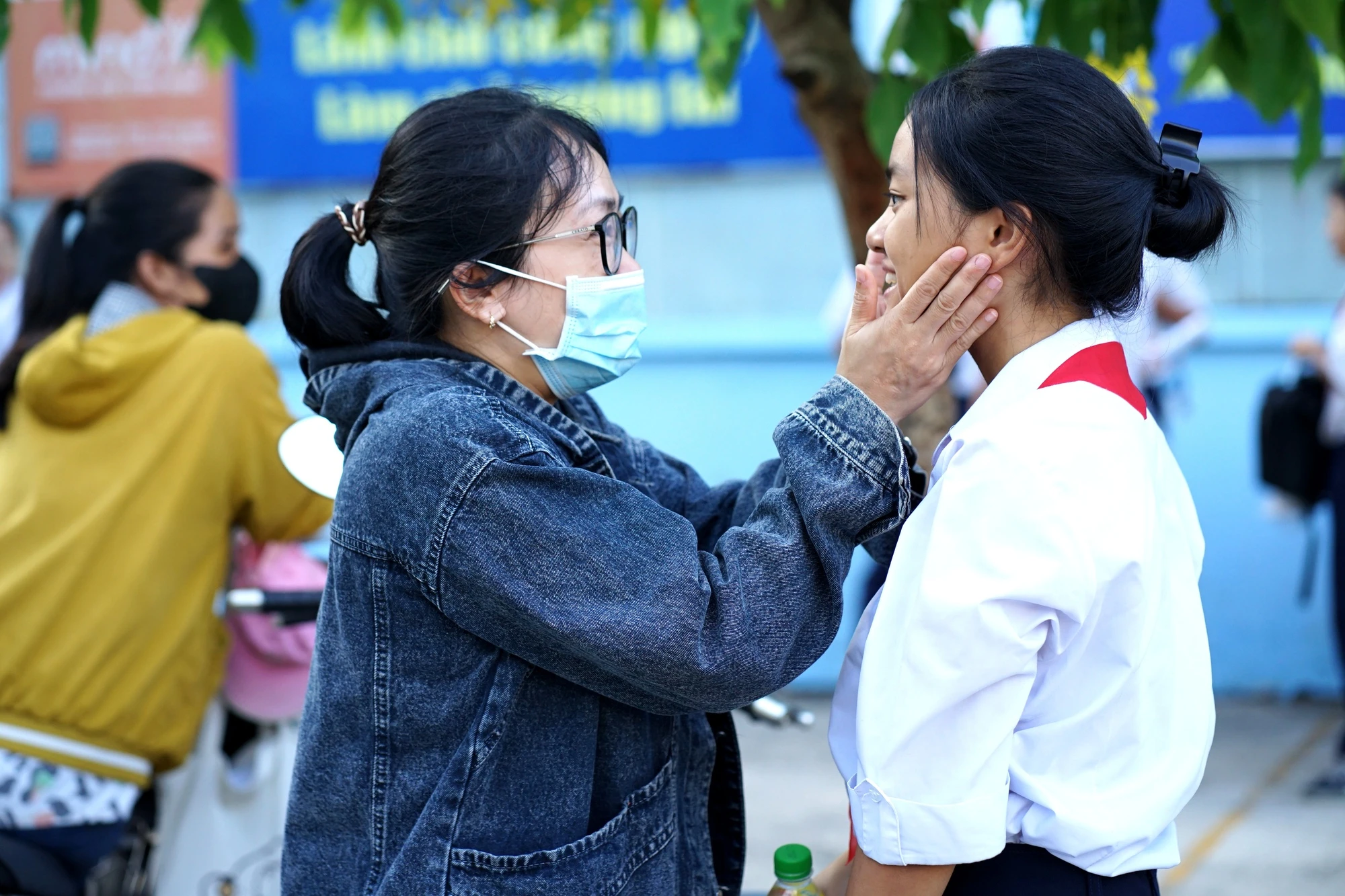 3 thứ phụ huynh EQ cao mang theo khi đưa con đi thi lớp 10