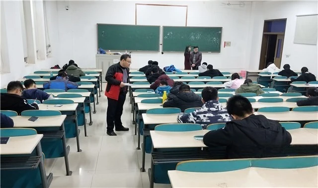 Nữ sinh giỏi nhất trường liên tiếp thi trượt đại học, 20 năm sau nhận tin báo: 