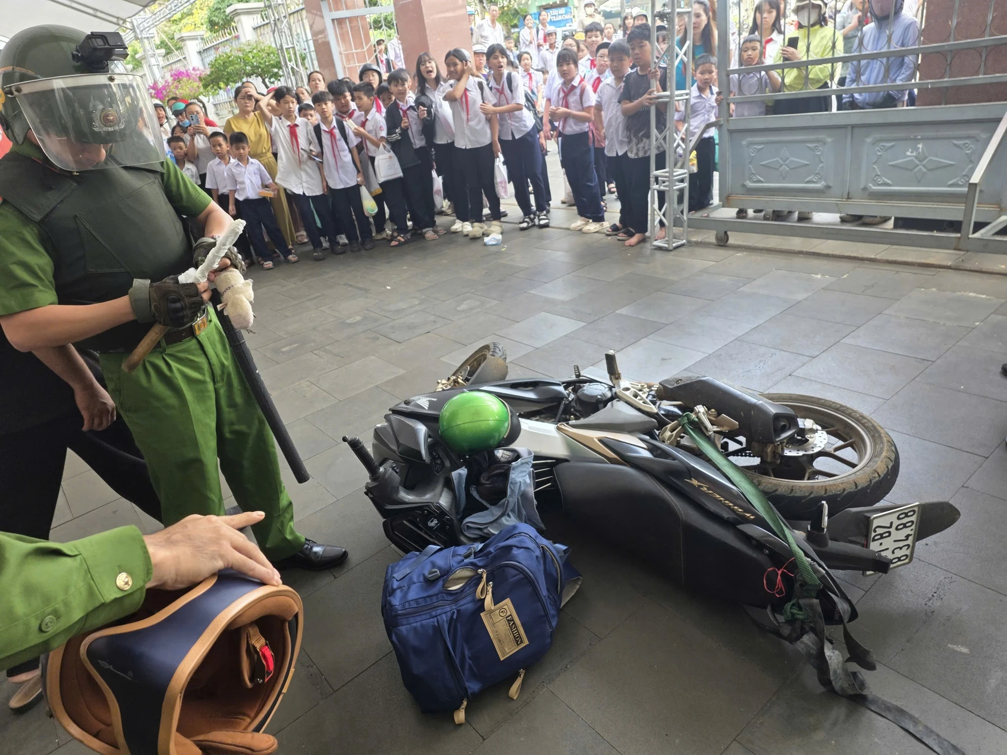 Phụ huynh mang dao xông vào trường học của con, gây náo loạn