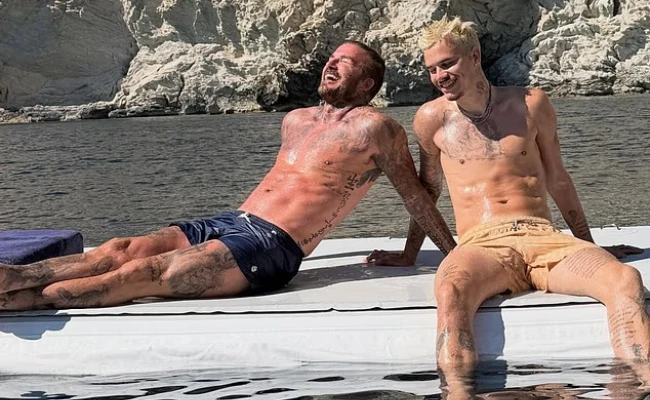 Bố 4 con, tuổi ngoài 50 - David Beckham cởi trần khoe body săn chắc nằm phơi nắng trên du thuyền 16 triệu bảng Anh, visual không tuổi là có thật!