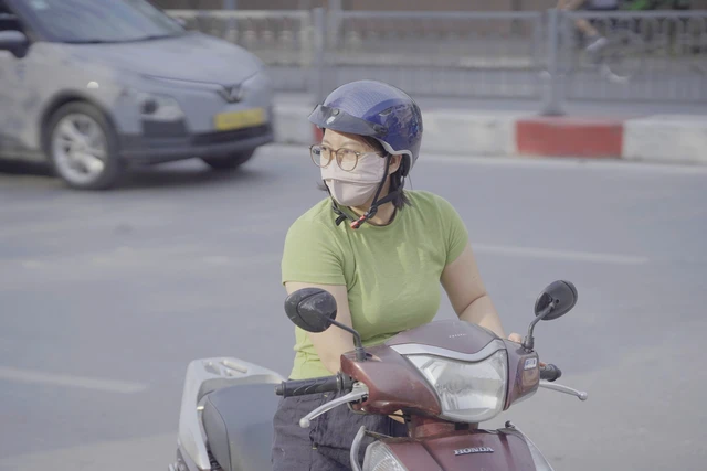 Đến trường thi mới biết tấm lòng mẹ cha: Trống đã điểm nhưng về sao được, lòng dạ đặt hết ở đây rồi!
