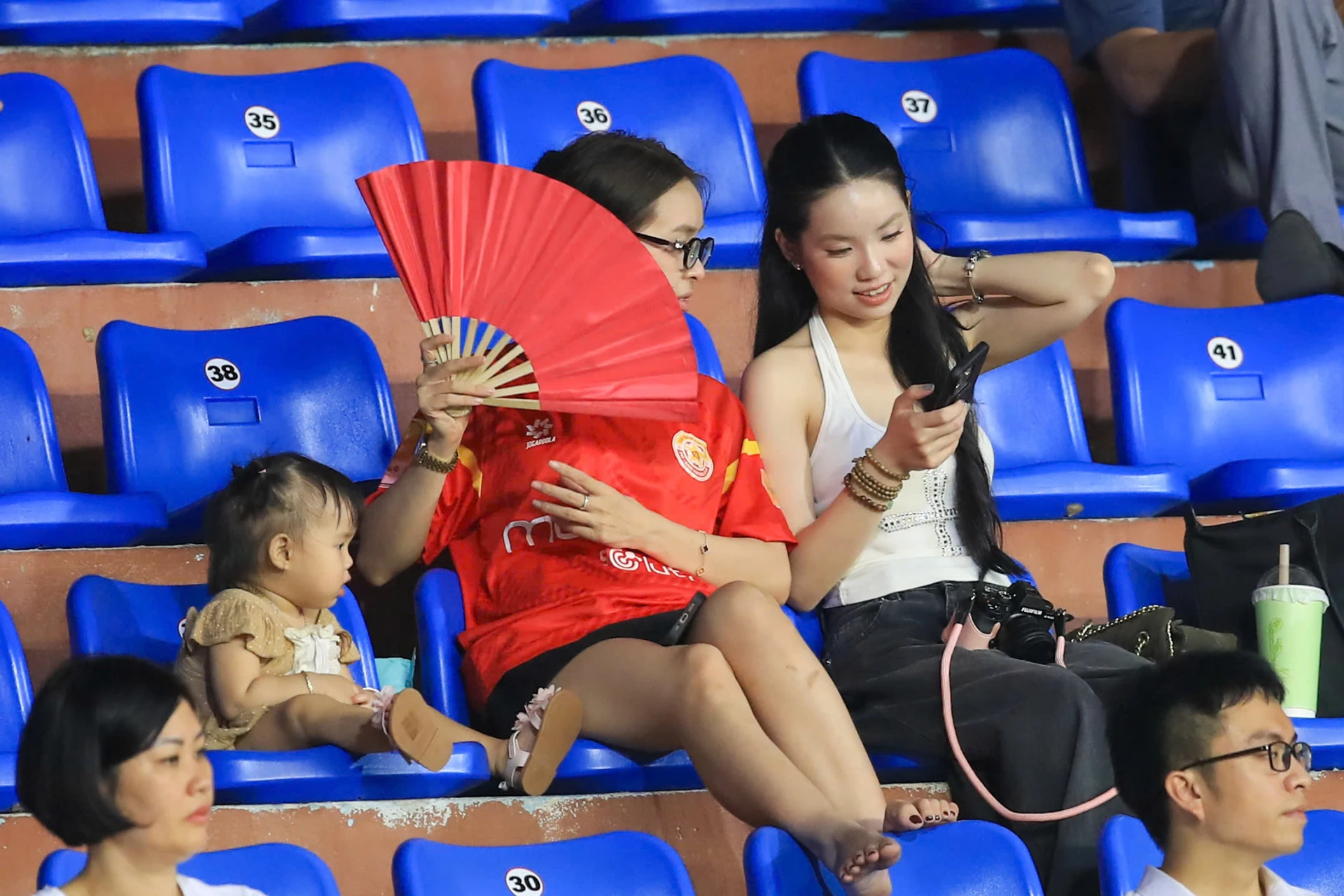 Lần đầu gặp vợ người mẫu của Thanh Nhàn U23 Việt Nam ngoài đời: Visual có nét căng như trên mạng?