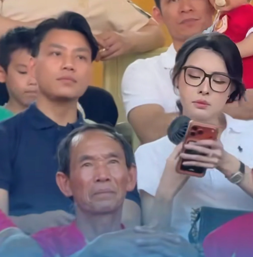 Doãn Hải My đọ sắc cùng Trần Bích Hạnh - vợ Văn Thanh trên khán đài Hàng Đẫy: Nhan sắc 
