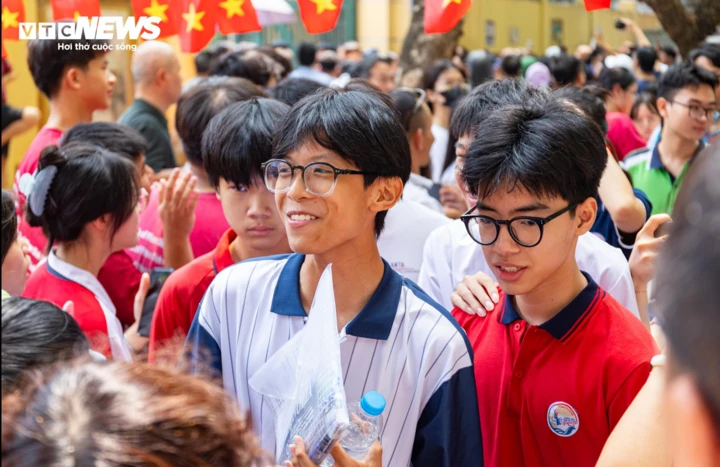 Sáng nay, thí sinh Hà Nội bước vào bài thi chuyên lớp 10