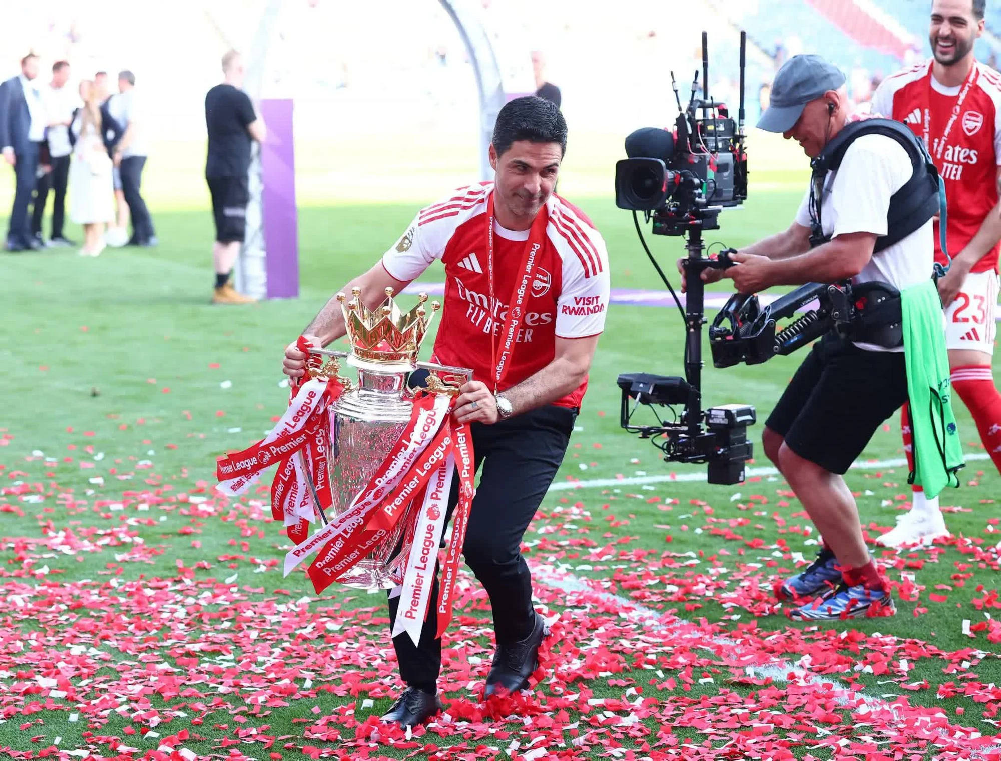 Bên trong bữa tiệc thâu đêm của dàn sao Arsenal mừng vô địch có gì?