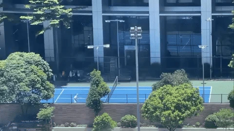 Xôn xao video nhóm người chơi tennis giữa cái nắng như đổ lửa ở Hà Nội