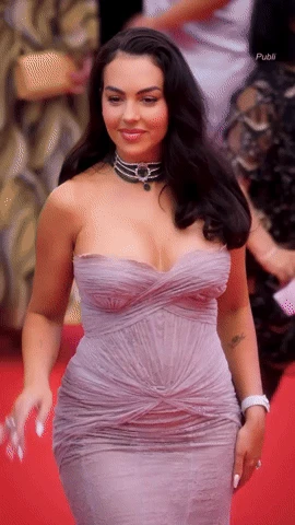 Georgina - vợ sắp cưới của Ronaldo khoe nhan sắc lộng lẫy chuẩn 