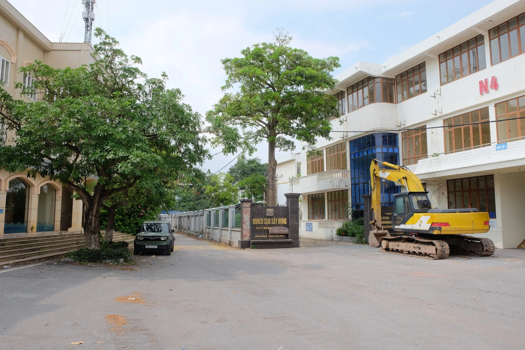 Tháo dỡ loạt công trình tại con phố 