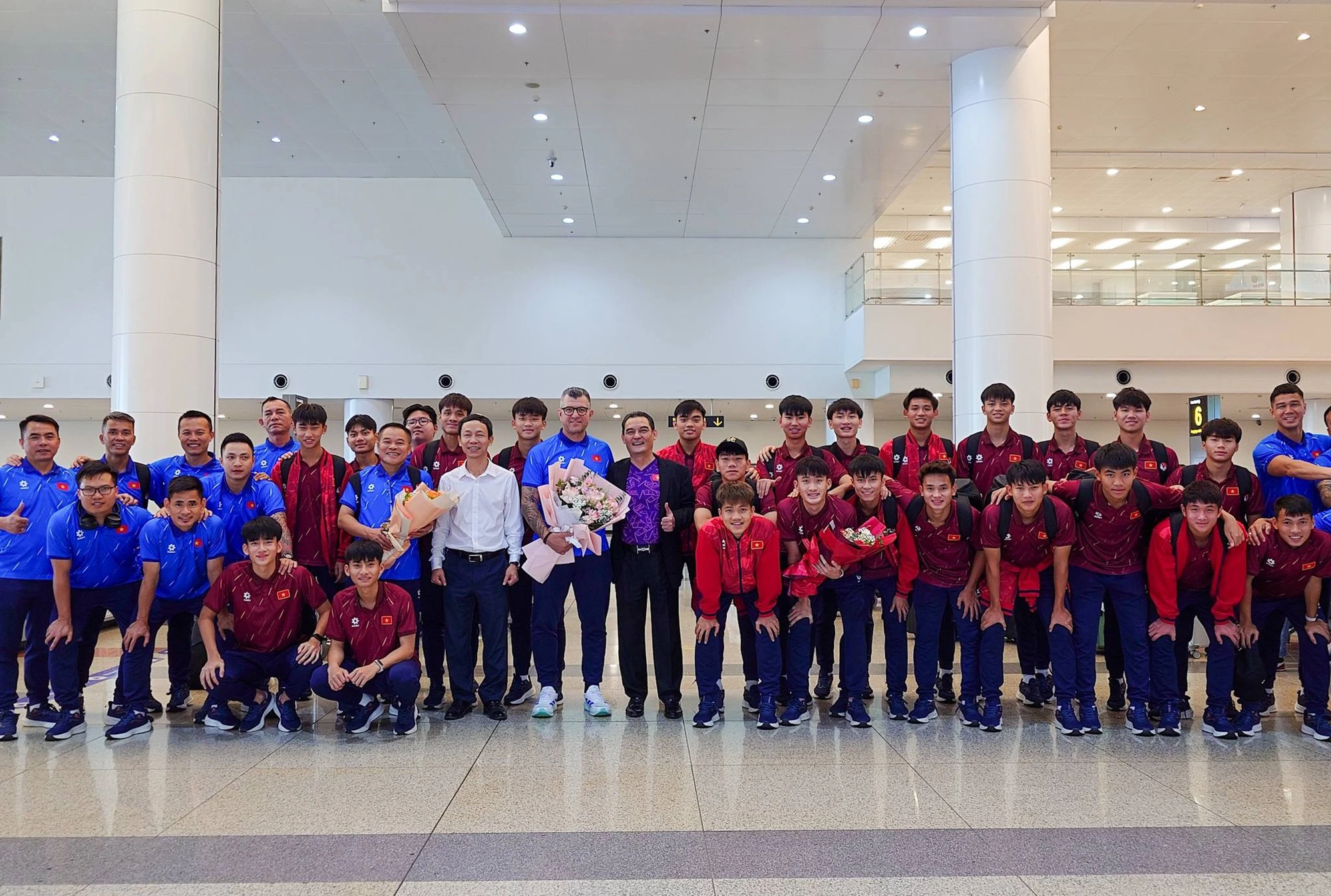 Tự hào U17 Việt Nam về nước với suất dự U17 World Cup 2026, đông đảo người hâm mộ tới đón, cờ đỏ sao vàng kín lối