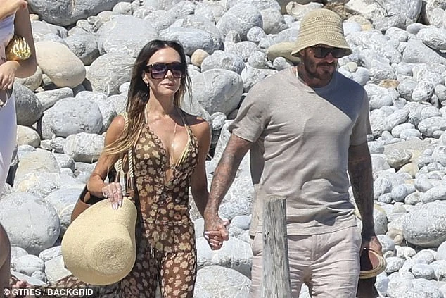 Paparazzi tóm dính Beckham tình tứ bên Victoria, nàng WAG U50 diện đầm xuyên thấu 