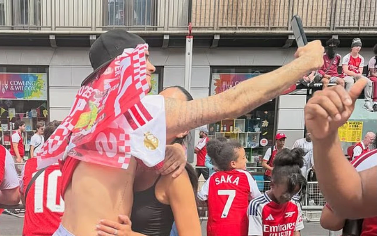 Romeo Beckham tình tứ bên bạn gái nóng bỏng giữa 'biển người' Arsenal đang diễu hành, mặc nỗi đau thua PSG tại Champions League