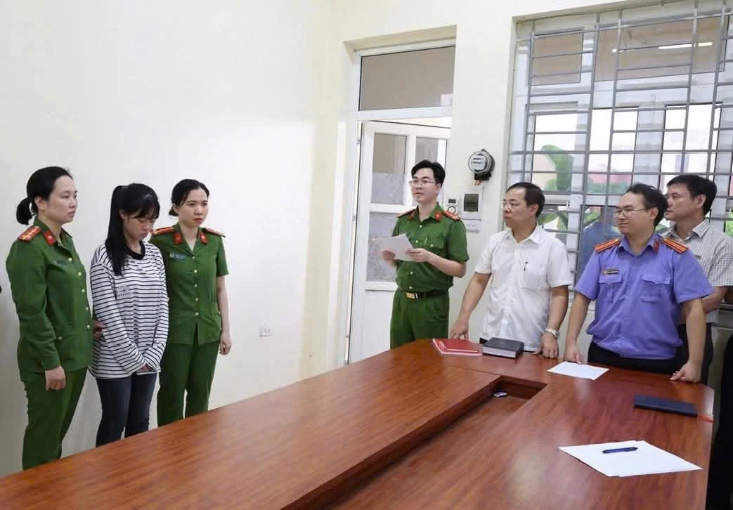 Vụ đánh hội đồng dã man thiếu nữ trong nhà vệ sinh: Khởi tố 2 nữ sinh SN 2010
