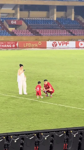 Chu Thanh Huyền đeo vòng cổ 1 tỷ đồng, diện áo hai dây ra sân cổ vũ Quang Hải, nhan sắc qua 