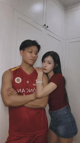 Tuyển thủ Văn Thanh và vợ tiểu thư 