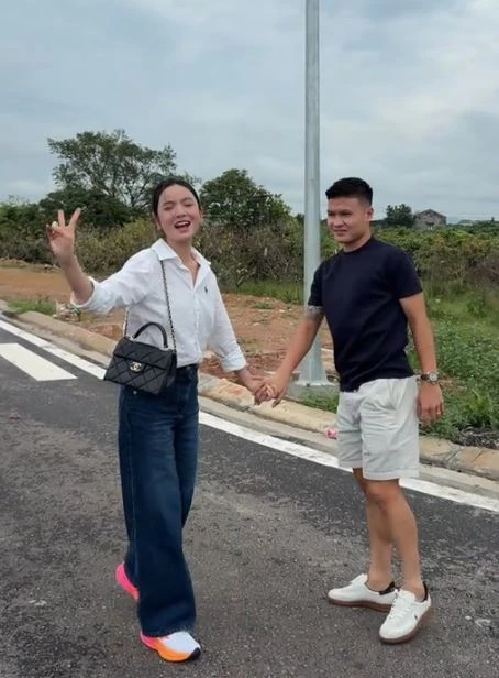 Gặp cảnh Quang Hải nắm tay tình tứ Chu Thanh Huyền ở vườn vải