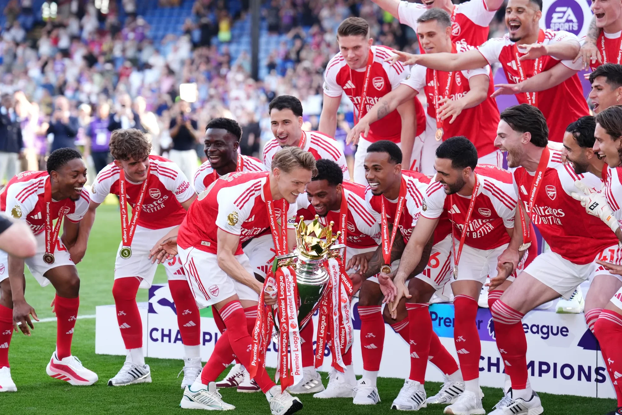 Khoảnh khắc triệu fan Arsenal vỡ oà: Chính thức nâng cúp, khép lại mùa giải vô địch bằng màn nhuộm đỏ sân khách cực cảm xúc