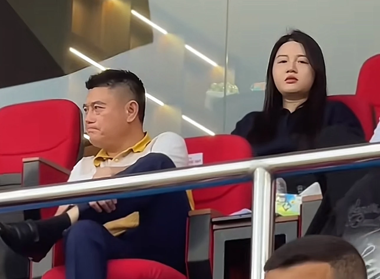 Con gái ông Nguyễn Đức Thuỵ xuất hiện rạng rỡ trên khán đài: Là chủ tịch trẻ nhất V.League, học vấn không phải dạng vừa