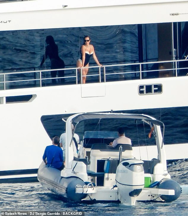 Paparazzi tóm cảnh Georgina diện bikini khoe body nóng bỏng trên du thuyền trong lúc Ronaldo dự World Cup