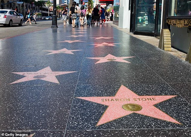 David Beckham đi vào lịch sử khi là cầu thủ đầu tiên được khắc tên trên Đại lộ Danh vọng Hollywood