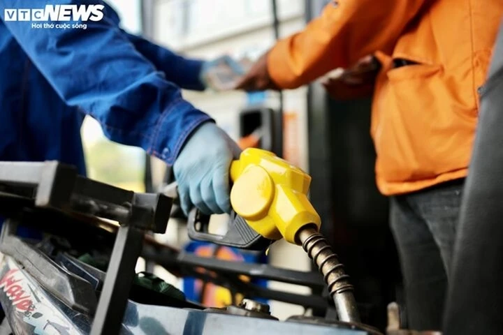Giá xăng dầu tiếp tục giảm từ chiều nay, E10 cũng hạ hơn 1.300 đồng/lít