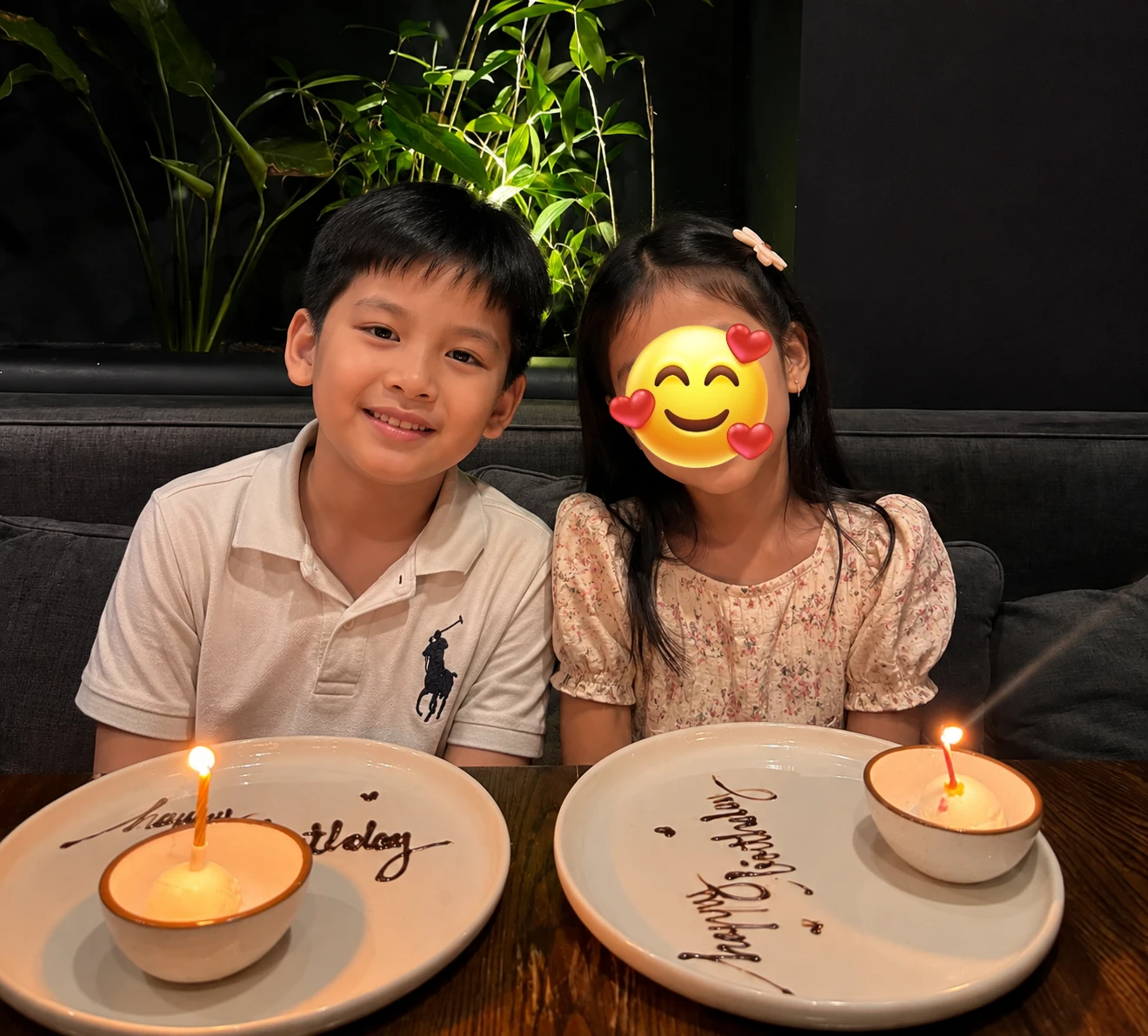 Con chỉ vào balo hỏi: 