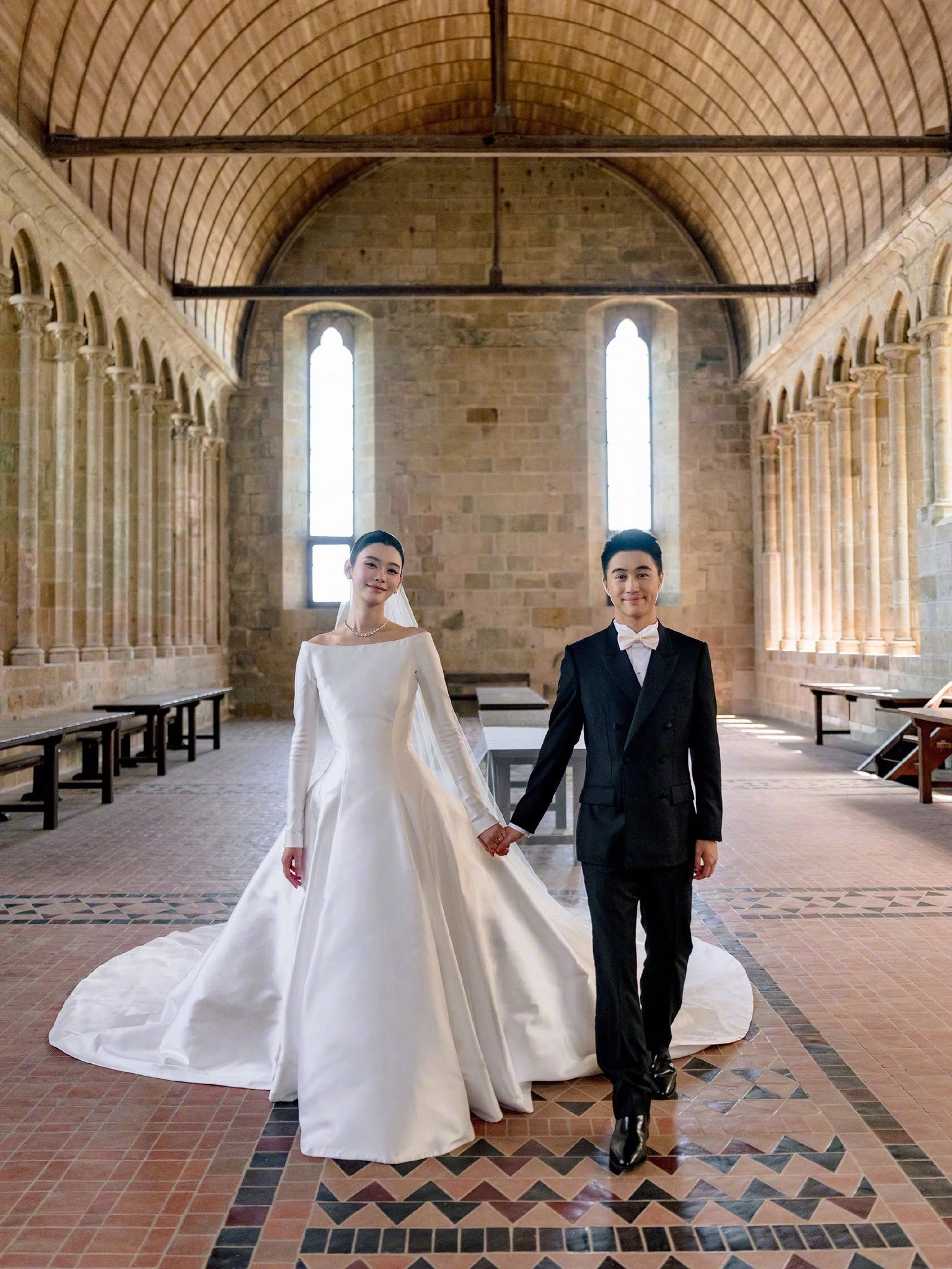 Đám cưới thượng lưu gây địa chấn showbiz sáng nay: Cô dâu chú rể hôn nhau say đắm, nhìn đâu cũng thấy phả ra 