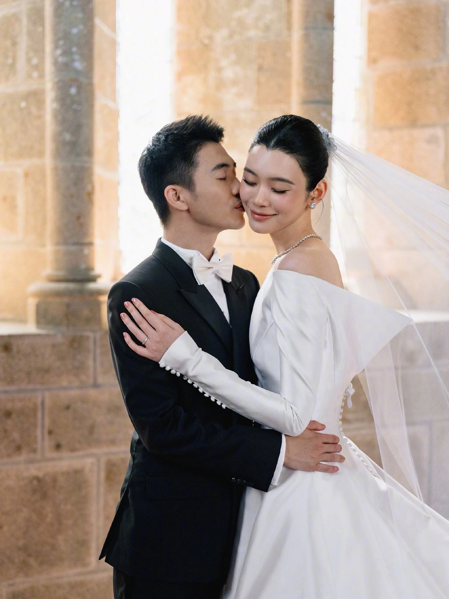 Đám cưới thượng lưu 1.000 tỷ hot nhất showbiz hôm nay bị 