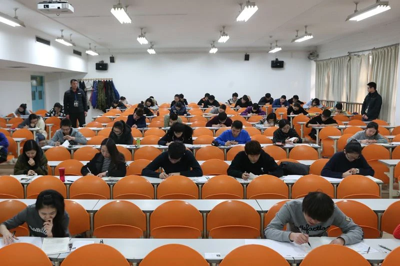Nam sinh giỏi nhất tỉnh thi đại học lại nộp toàn bộ giấy trắng, camera hé lộ sự thật: 