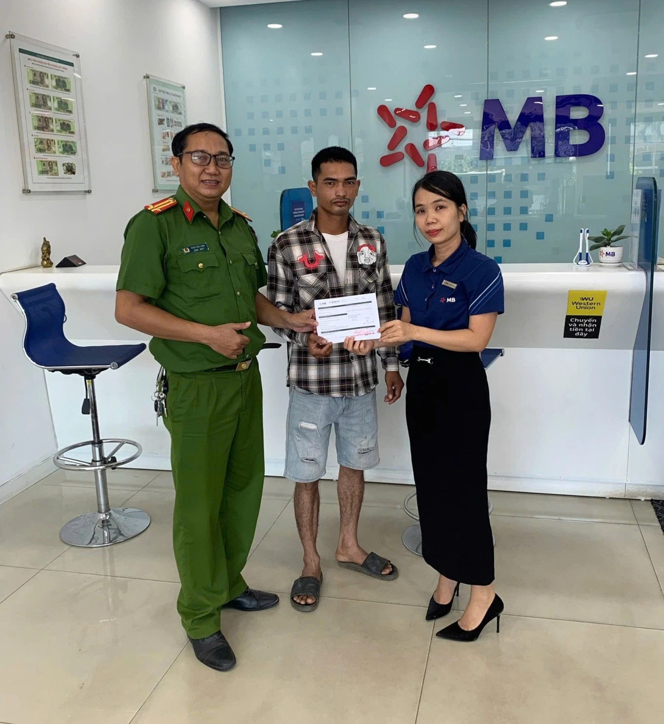 Tài khoản MBBank vừa nhận 35,6 triệu đồng, Công an tìm đến tận nhà người đàn ông SN 1999 để làm việc