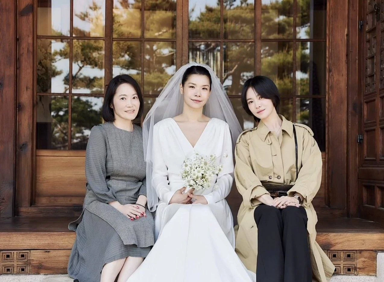 Song Hye Kyo - Park Bo Young vừa lộ nhan sắc thật khi đi đám cưới, càng nhìn càng thấy cuốn