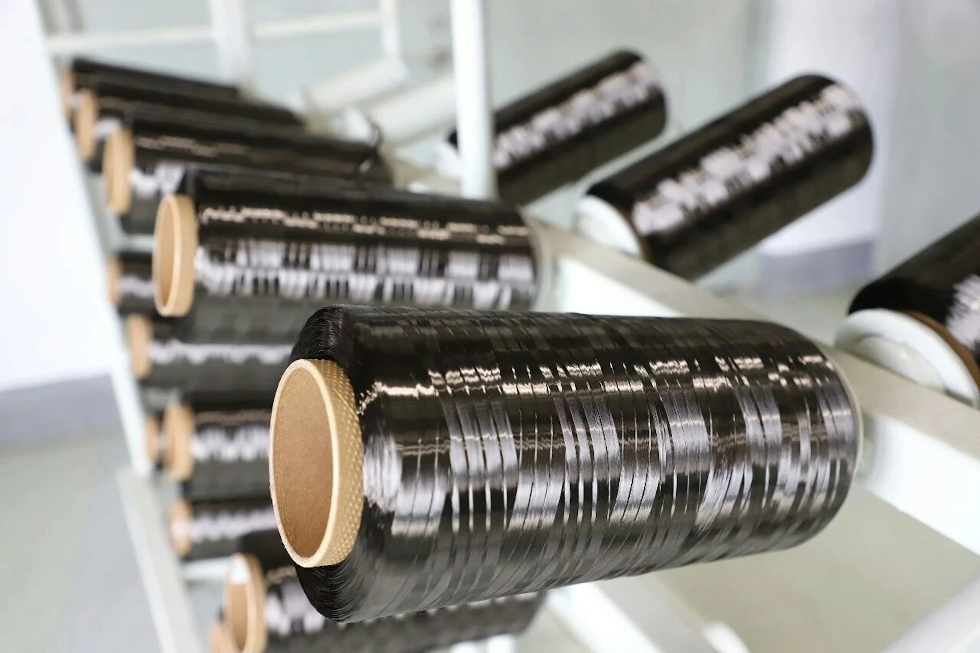 Mỏng hơn sợi tóc nhưng có thể kéo xe tải 10 tấn: Sợi carbon T1000 do Trung Quốc sản xuất đã được sản xuất hàng loạt