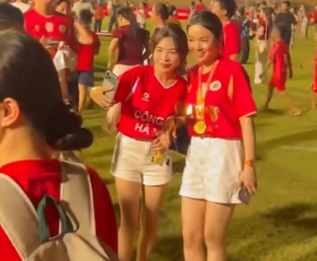 Chu Thanh Huyền hot không kém Quang Hải, được fan vây kín xin chụp ảnh, 