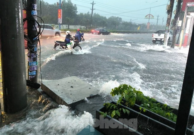Mưa lớn gây nhiều thiệt hại, một người nghi bị nước cuốn mất tích