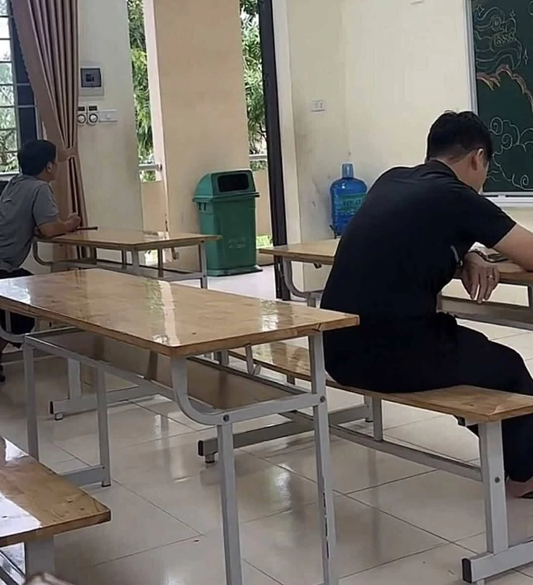 Có một kiểu đi họp phụ huynh rất tịnh tâm, cho đến khi nhận bảng điểm: Khoảnh khắc 