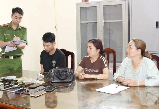 Bắt nhóm đối tượng trộm 19 điện thoại của người dân chiêm bái xá lợi Phật ở chùa Tam Chúc