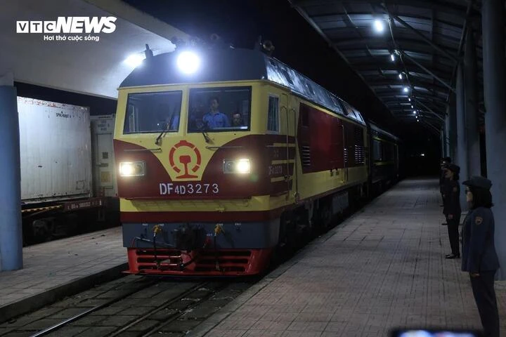 Cận cảnh tàu khách liên vận Việt Nam - Trung Quốc hoạt động trở lại sau 5 năm