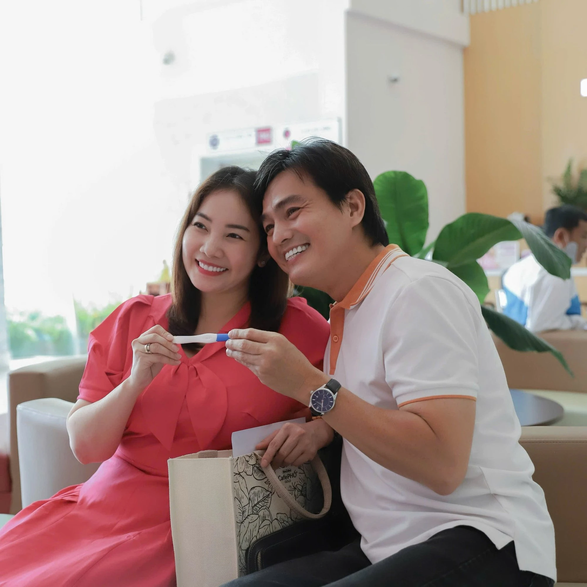 Cặp đôi Vbiz thông báo có con đầu lòng sau gần 10 năm hiếm muộn