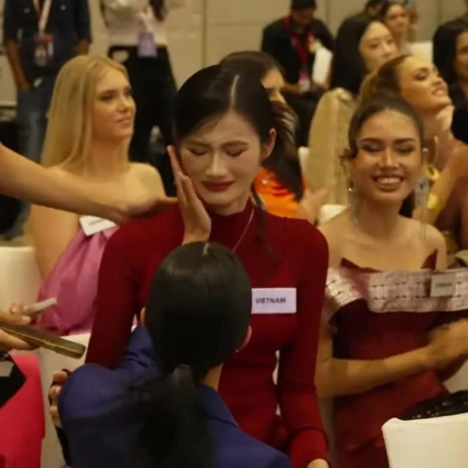Hoa hậu Ý Nhi khóc mếu ở Miss World, netizen khó hiểu: 