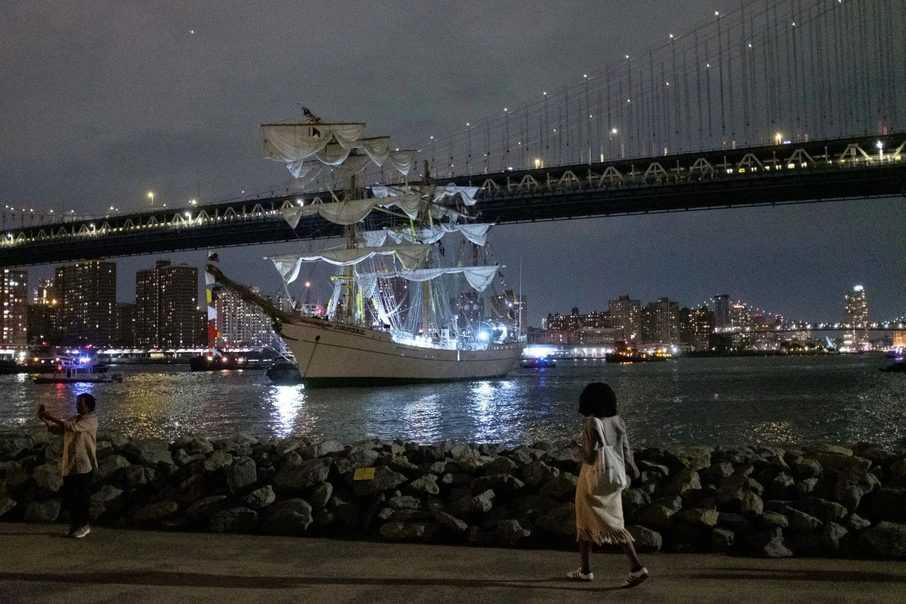 Tàu chở 277 người đâm thẳng vào cầu Brooklyn ở Mỹ, hàng chục người thương vong
