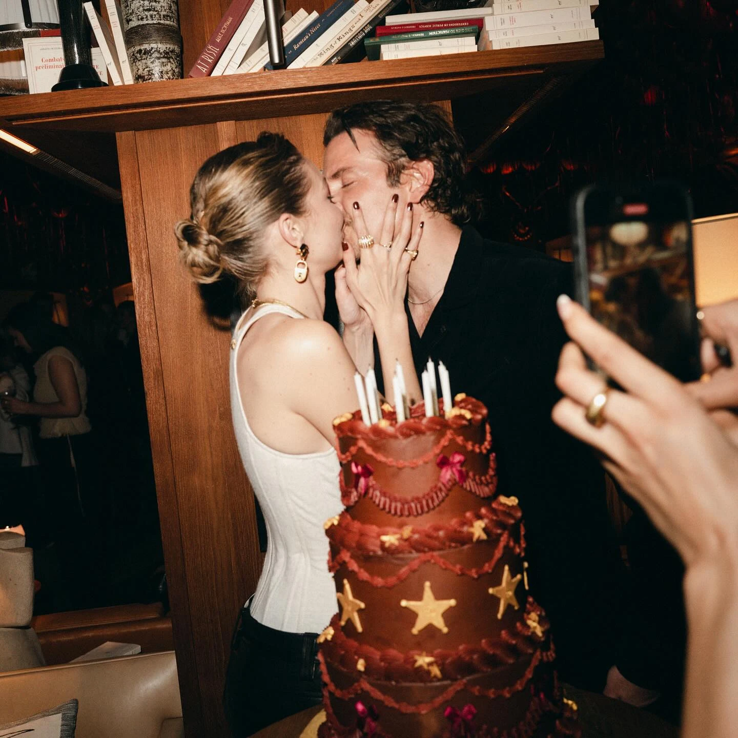 Hot: Gigi Hadid chính thức công khai hẹn hò tài tử hơn 20 tuổi Bradley Cooper bằng bức hình nóng bỏng ở tiệc sinh nhật tuổi 30
