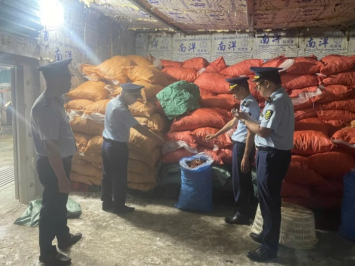 Phát hiện gần 8 tấn chân gà 'bẩn' đang chờ tiêu thụ tại Quảng Ninh