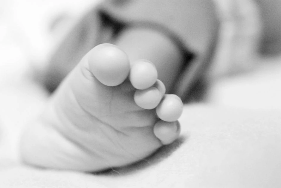 Cha say rượu nằm ngủ đè con gái 28 ngày tuổi tử vong vì ngạt thở