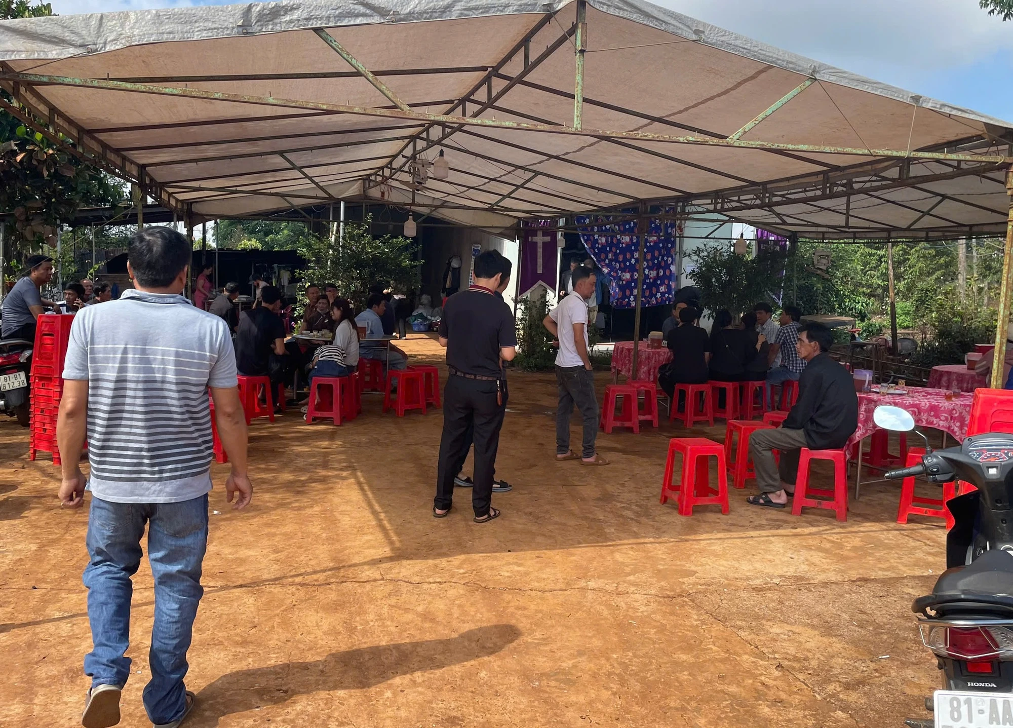 Phát hiện 3 mẹ con tử vong trong căn nhà khóa cửa: Nghi người mẹ đầu độc