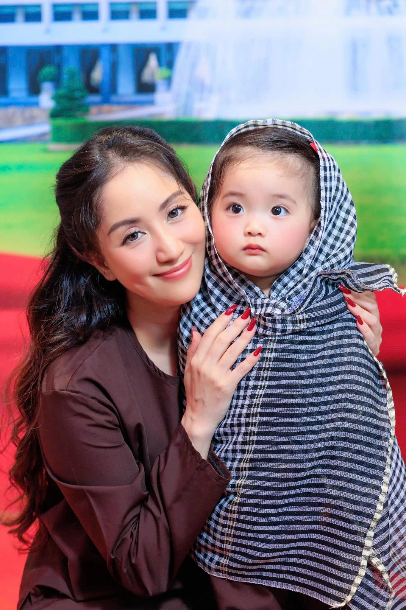 Vẻ đẹp như búp bê của con gái út nhà Khánh Thi-Phan Hiển, đáng yêu cỡ này bảo sao lu mờ bố mẹ nổi tiếng