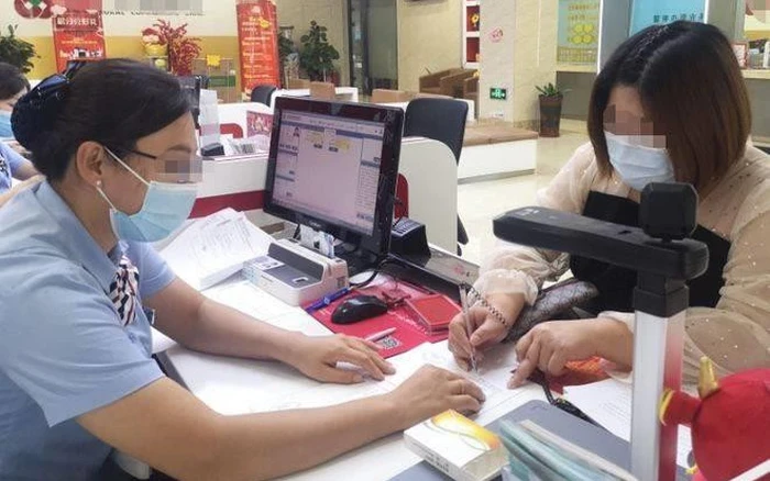 Người phụ nữ gửi tiết kiệm 43 tỷ đồng, ăn trưa xong tài khoản còn 0 đồng, ngân hàng giải thích: Đây chỉ là khấu trừ bình thường