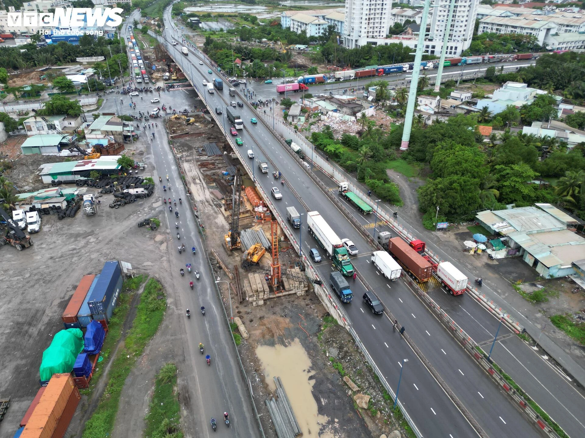 TP.HCM: Giàn cẩu công trình rơi trúng 2 xe ở nút giao Mỹ Thủy, tài xế hoảng loạn