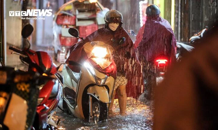Mưa lớn từ Bắc vào Nam, nguy cơ lũ quét và sạt lở tại 7 tỉnh thành