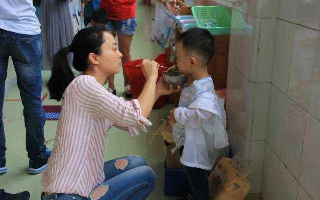 Con trai 4 tuổi đi học mẫu giáo bị sụt 3kg sau nửa tháng, mẹ tức giận 