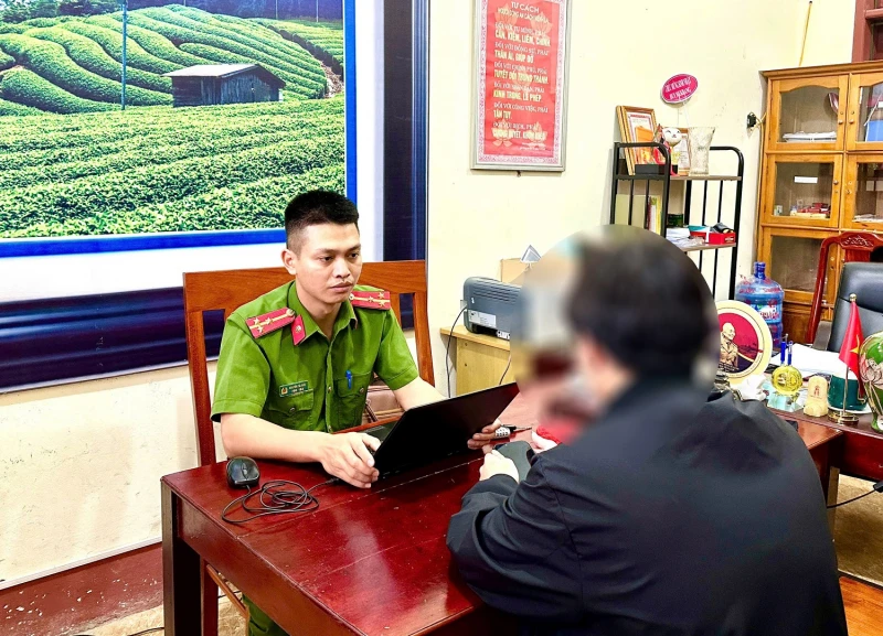 Bí ẩn phía sau cuộc gọi video có hình ảnh cảnh sát đang thẩm vấn
